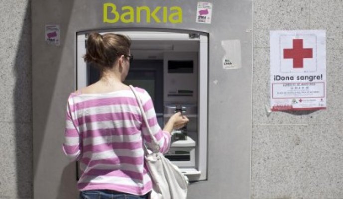 Spaniolii îşi scot banii din bănci, de teama crizei